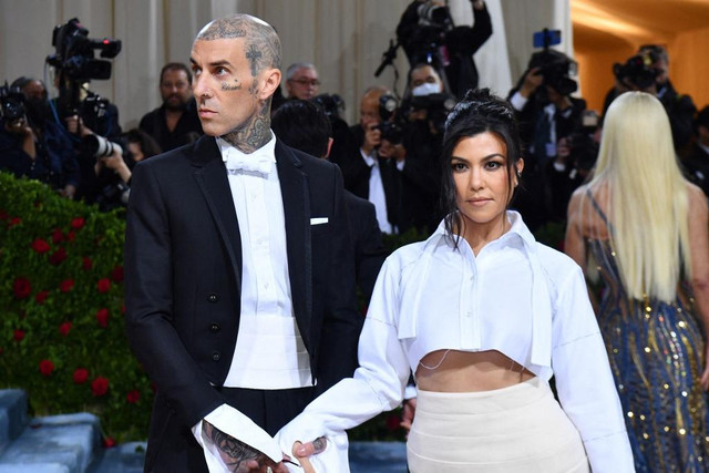 Sosialita AS Kourtney Kardashian dan musisi AS Travis Barker tiba untuk Met Gala 2022 di Metropolitan Museum of Art pada Senin (2/5/2022). Foto: Angela Weiss/AFP