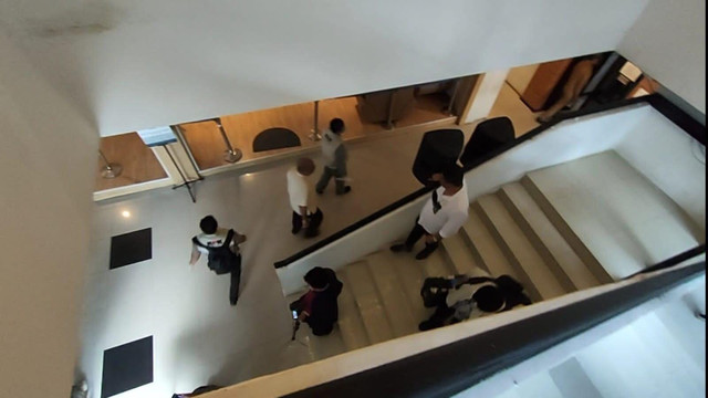 Penyidik KPK geledah sejumlah ruangan di Pemkot Ambon. Foto: Dok. Istimewa