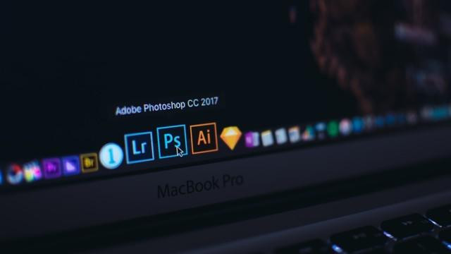 Ilustrasi menerapkan cara undo di photoshop. Foto: Unsplash.com