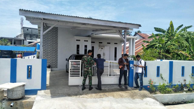 Suasana di depan rumah milik Ustaz Abdullah Akib, Pimpinan Pesantren Tahfizdul Qur'an Al-Haalul Murtahil Yayasan Majelis Belajar Iqra (MBI) di Aceh Barat, usai dilempari bom molotov oleh orang tak dikenal (OTK) pada Selasa (17/5/2022) pagi. Foto: Siti Aisyah/acehkini