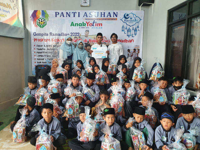 Salah satu kegiatan penyaluran program Ramadhan 1443 H dari Rumah Amal Salman kepada anak yatim di panti asuhan. 