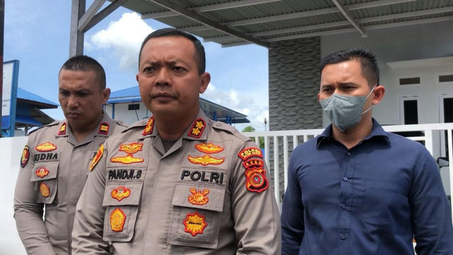 Kapolres Aceh Barat, AKBP Pandji Santoso, saat memberikan keterangan pers kepada jurnalis terkait pelemparan benda diduga bom molotov ke rumah Ustaz Abdullah Akib, Pimpinan Ponpes Tahfiz Al-Qur'an yayasan Majelis Iqra (MBI), Selasa (17/5). Foto: Siti Aisyah/acehkini