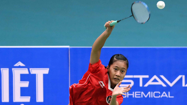 Pebulu tangkis tunggal putri Indonesia Putri Kusuma Wardani melawan pebulu tangkis putri Vietnam pada babak semifinal bulutangkis beregu putri SEA Games 2021 Vietnam, Selasa (17/5/2022). Foto: Zabur Karuru/Antara Foto