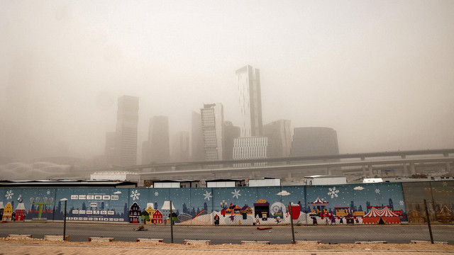 Pemandangan monorel dan kaki langit pusat kota ibu kota Arab Saudi, Riyadh, saat terjadi badai pasir, Selasa (17/5). Foto:  Fayez Nureldine/AFP