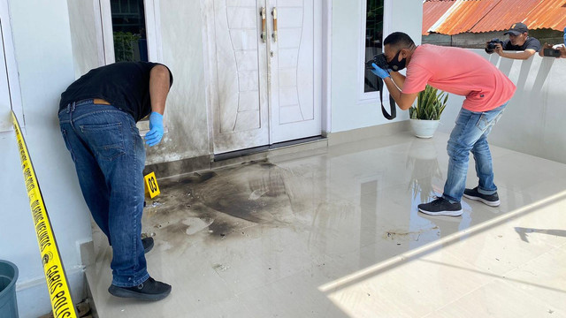 Kondisi rumah ustaz Abdullah Akib di Aceh Barat yang dilempari bom molotov. Foto: Dok. Istimewa