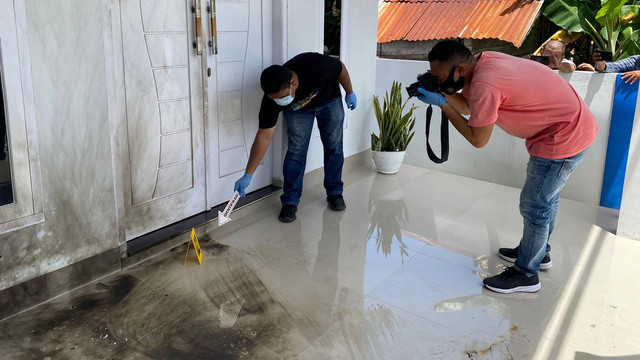 Kondisi rumah ustaz Abdullah Akib di Aceh Barat yang dilempari bom molotov. Foto: Dok. Istimewa