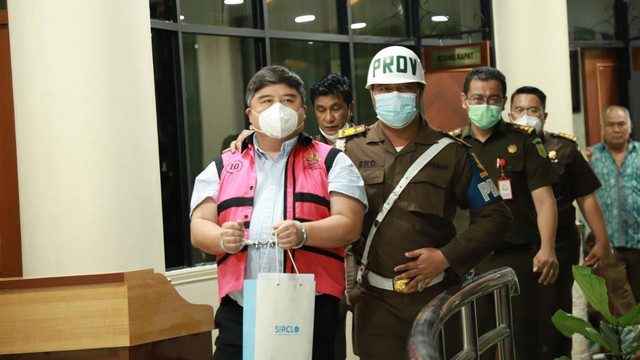 Tersangka LCW usai diperiksa Tim Penyidik Jaksa Agung Muda Tindak Pidana Khusus Kejaksaan Agung dalam kasus pemberian fasilitas ekspor CPO dan turunannya di Jakarta, Selasa (17/5/2022). Foto: Kejaksaan