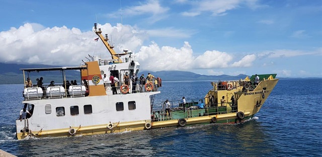 Gandha Nusantara bantu olah gerak KM Sirimau yang kandas di perairan Lembata. Foto : Istimewa