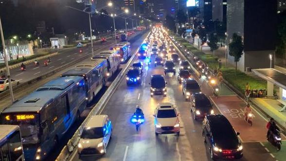 Kendaraan berotator melintas di Jalan Jenderal Sudirman dekat Halte Bundaran Senayan, Jakarta, Selasa (17/5/2022). Foto: Nugroho GN/kumparan