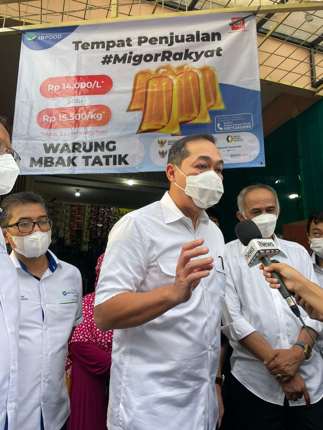 Menteri Perdagangan Muhammad Lutfi meninjau lokasi penjualan minyak goreng curah Rp 14 ribu/liter. Foto: Dok. Istimewa