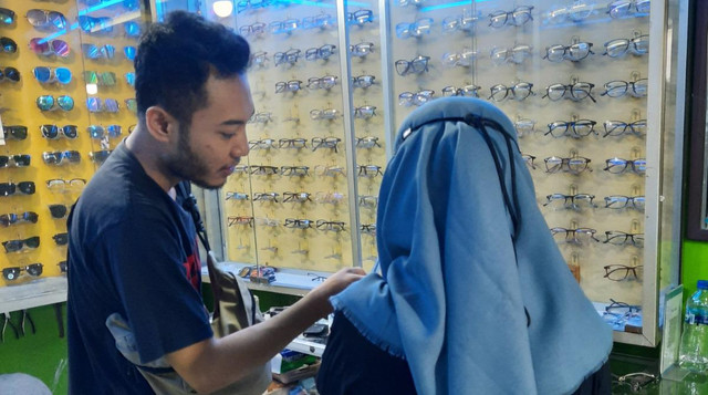 Bagas, ketika sedang melayani pembeli. Foto: Dokumentasi pribadi.