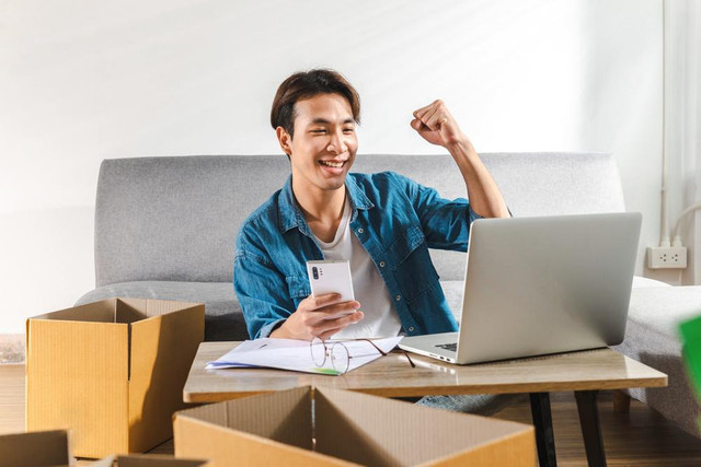 Ilustrasi sukses membangun bisnis online. Foto: tairome/Shutterstock