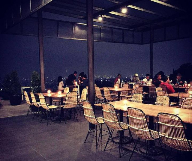 Ilustrasi tempat nongkrong di Dago malam hari Foto: Instagram/ @sierracafebandung