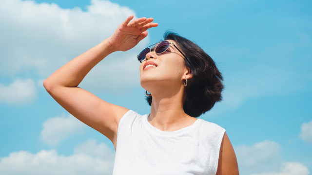 Ilustrasi perempuan saat musim panas. Foto: tete_escape/Shutterstock