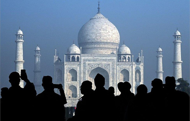 Taj Mahal merupakan salah satu tempat wisata terbesar di India.