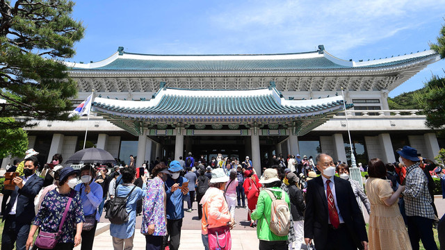 Orang-orang mengunjungi Gedung Biru kepresidenan yang dibuka untuk umum di Seoul, Korea Selatan, Selasa (10/5/2022). Foto: Yonhap via REUTERS