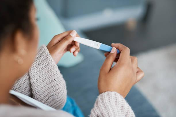 Ilustrasi seorang wanita menunggu hasil testpack. Foto: Pixabay