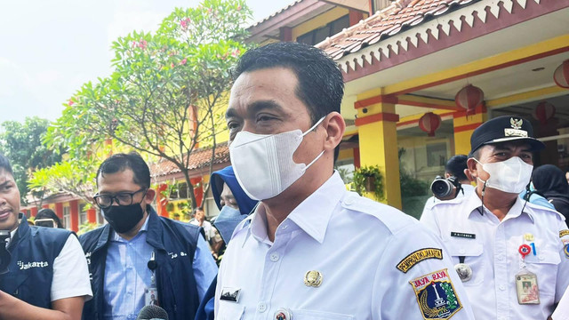 Wakil Gubernur DKI Jakarta Ahmad Riza Patria meninjau proses renovasi SMKN 24, Jakarta Timur, Rabu (18/5/2022). Foto: Haya Syahira/kumparan