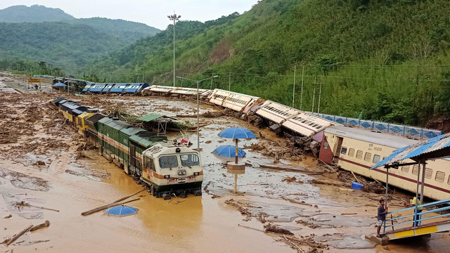 Gerbong kereta terlihat terguling akibat tanah longsor yang disebabkan oleh hujan deras di stasiun kereta api New Haflong di distrik Dima Hasao di negara bagian Assam. Foto: AFP