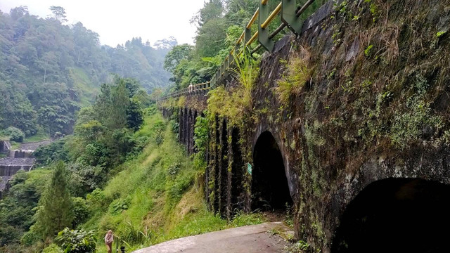 Jembatan Plunyon yang berada di Wisata Alam Plunyon-Kalikuning di Cangkringan, Kabupaten Sleman. Lokasi ini ramai setelah menjadi lokasi syuting film KKN Desa Penari. Foto: Arfiansyah Panji Purnandaru/kumparan