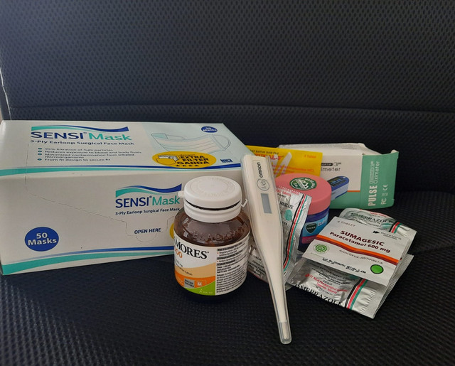 Beberapa peralatan dan vitamin sebagai ikhtiar melawan covid-19. Sumber: Dokumentasi Pribadi