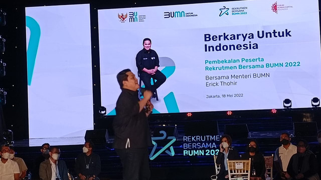 Menteri BUMN, Erick Thohir memberi pembekalan peserta Rekrutmen Bersama BUMN 2022 di Tennis Indoor Stadium, Senayan, Jakarta, Rabu (18/5/2022). Foto: Akbar Maulana/kumparan