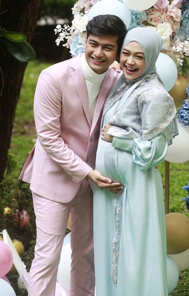 Ria Ricis bersama suaminya Teuku Ryan saat melakukan syukuran kehamilan di kawasan Kalibata, Jakarta, Rabu (18/5/2022). Foto: Agus Apriyanto