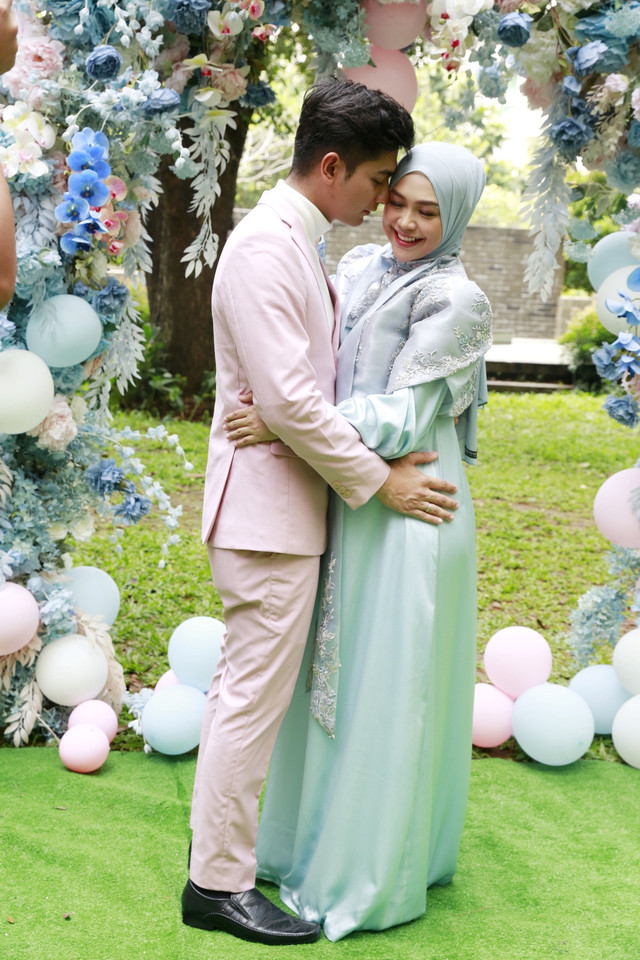 Ria Ricis bersama suaminya Teuku Ryan saat melakukan syukuran kehamilan di kawasan Kalibata, Jakarta, Rabu (18/5/2022). Foto: Agus Apriyanto