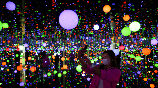 Pengunjung berswafoto di Museum Macan, Jakarta, Rabu (18/5/2022). Foto: Rivan Awal Lingga/Antara Foto