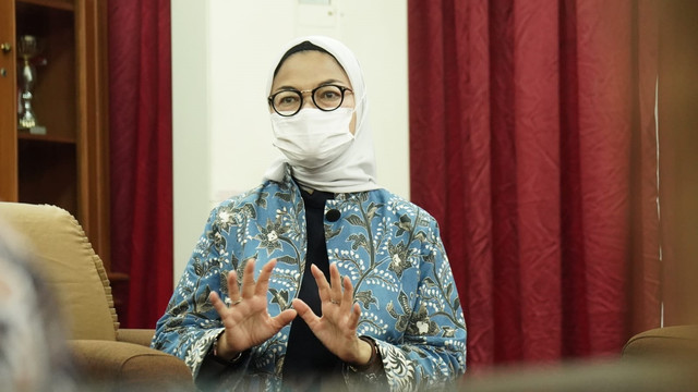 Kepala BPOM Penny K. Lukito saat bersama Menteri Agama Yaqut Cholil Qoumas. Foto: Kemenag