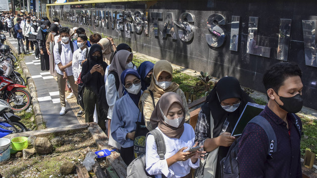 Sejumlah peserta antre memasuki lokasi Ujian Tulis Berbasis Komputer (UTBK) Seleksi Bersama Masuk Perguruan Tinggi Negeri (SBMPTN) di Kampus Universitas Siliwangi (Unsil), Kota Tasikmalaya, Jawa Barat, Rabu (18/5/2022). Foto: Adeng Bustomi/ANTARA FOTO