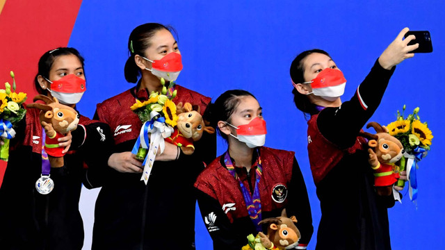 Tim pebulu tangkis putri Indonesia selebrasi dengan medali perak yang diraihnya usai final bulu tangkis beregu putri SEA Games 2021 Vietnam di Bac Giang Gymnasium, Vietnam, Rabu (18/5/2022). Foto: Zabur Karuru/Antara Foto