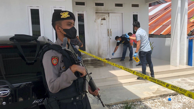 Polisi berjaga dan melakukan olah TKP rumah milik Ustaz Abdullah Akib, Pemimpin Ponpes Tahfizul Al-Qur'an Yayasan Majalis Belajar Iqra (MBI) di Aceh Barat, yang dilempari benda diduga bom molotov pada Selasa (17/5/2022) pagi. Foto: Siti Aisyah/acehkini