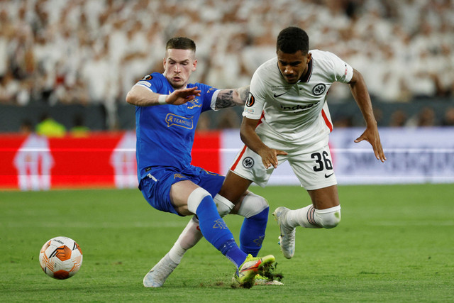 Pemain Eintracht Frankfurt Ansgar Knauff berebut bola dengan pemain Rangers Ryan Kent pada pertandingan final Liga Europa di Stadion Ramon Sanchez Pizjuan, Seville, Spanyol. Foto: Susana Vera/REUTERS