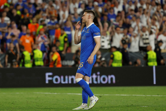 Pemain Rangers Aaron Ramsey gagal mencetal gol penalti saat melawan Eintracht Frankfurt pada pertandingan final Liga Europa di Stadion Ramon Sanchez Pizjuan, Seville, Spanyol.
 Foto: Susana Vera/REUTERS