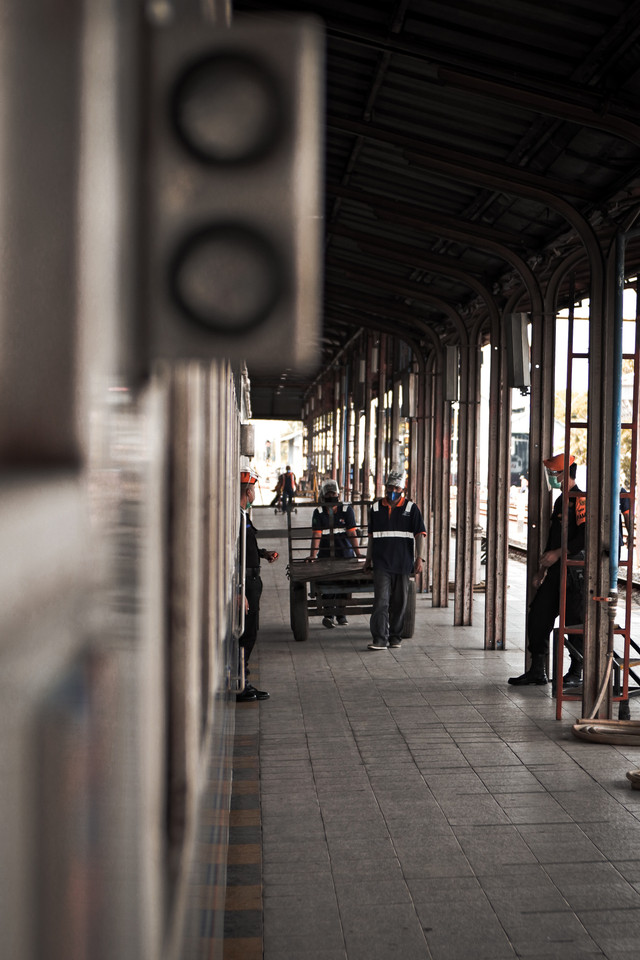 Jadwal Kedatangan Kereta Api Stasiun Senen, Foto: Unsplash/Muhammad Fadhli