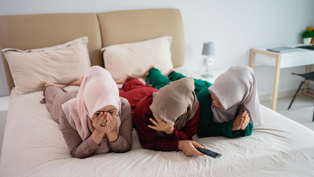 Ilustrasi menonton film. Foto: Odua Images/Shutterstock