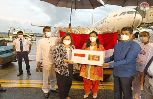 Serahterima simbolis bantuan obat-obatan dari Indonesia kepada Sri Lanka, 28 April 2022. (dok. KBRI Colombo)