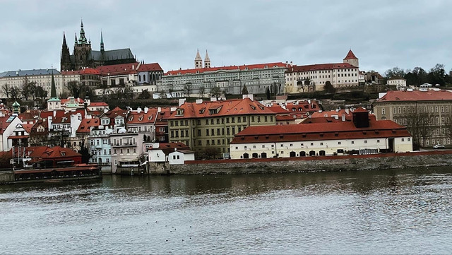 Kastil Praha dari tepian sungai Vltava. Sumber: Koleksi Pribadi