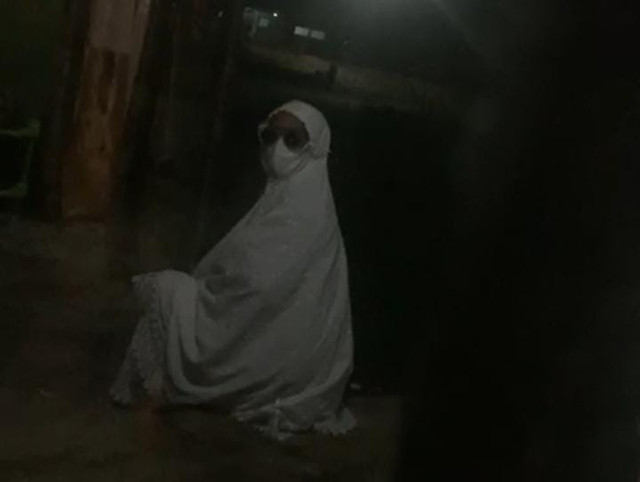 Sosok manusia berjubah putih yang gegerkan warga Tanggamus. | Foto: Ist