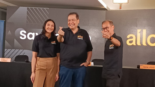 Chairman CT Corp, Chairul Tanjung (Tengah) bersama anak tertutanya Putri Tanjung (Kiri) dan Dirut Allo Bank Indra Utoyo di acara peluncuran Allo Bank, bank digital milik CT Corp, Kamis (19/5/2022). Foto: Fariza Rizky Ananda/kumparan