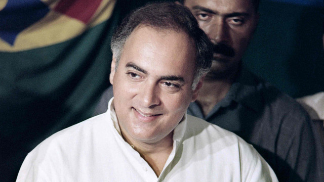 Pemimpin Kongres Nasional Rajiv Gandhi memberikan suaranya, pada 20 Mei 1991 di tempat pemungutan suara di New Delhi. Foto: Stefan Ellis/AFP