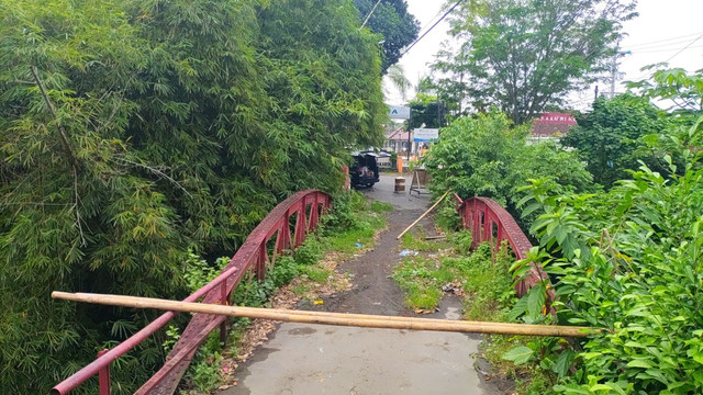 Jembatan Merah Gejayan di Kecamatan Depok, Kabupaten Sleman, Kamis (19/5/2022). Jembatan tersebut terkenal dengan sejumlah mitos gaib. Foto: Arfiansyah Panji Purnandaru/kumparan