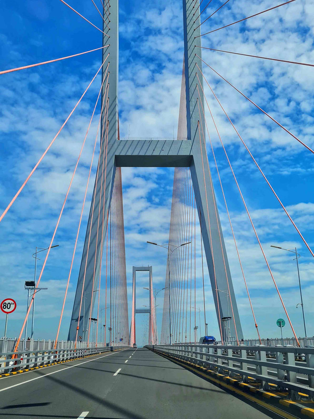 Jembatan Suramadu di Madura. Foto: Lestari Rukitaningrum/Shutterstock