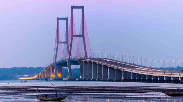 Jembatan Suramadu di Madura. Foto: siraphat/Shutterstock