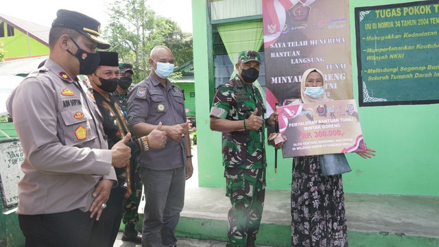 Pangdam IM Mayjen TNI Mohamad Hasan secara simbolis menyerahkan BLT Minyak Goreng dari pemerintah untuk warga kurang mampu di Koramil 03/TG Kecamatan Timang Gajah, Bener Meriah, Kamis (19/5/2022). Foto: Pendam IM