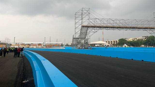 Progres pembangunan sirkuit Formula E, Jakarta Utara, Kamis (19/5/2022). Foto: Haya Syahira/kumparan