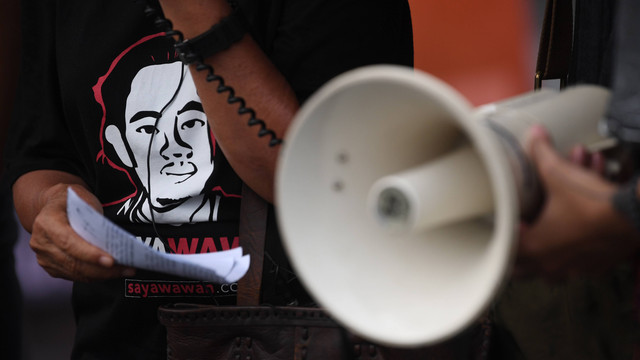 Presidium JSKK Sumarsih mengenakan kaos bergambar anaknya Bernardus Realino Norma Irmawan atau Wawan yang tewas pada tragedi Semanggi I 1998, saat Aksi Kamisan ke-728 di depan Istana Merdeka, Jakarta, Kamis (19/5/2022). Foto: Wahyu Putro A/ANTARA FOTO