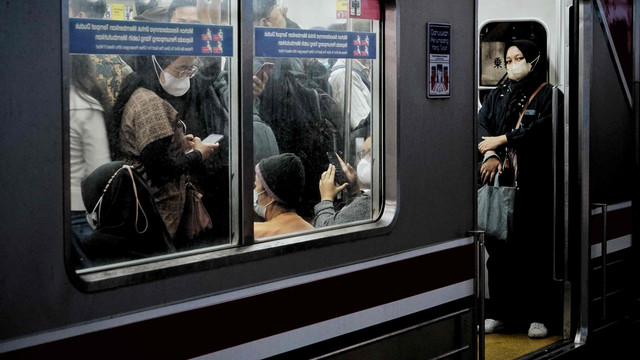 Sejumlah penumpang kembali mengunakan kereta rel listrik (KRL) di Stasiun Manggarai, Jakarta, Kamis (19/5/2022). Foto: Jamal Ramadhan/kumparan