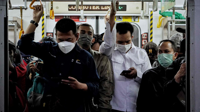 Sejumlah penumpang kembali mengunakan kereta rel listrik (KRL) di Stasiun Manggarai, Jakarta, Kamis (19/5/2022). Foto: Jamal Ramadhan/kumparan